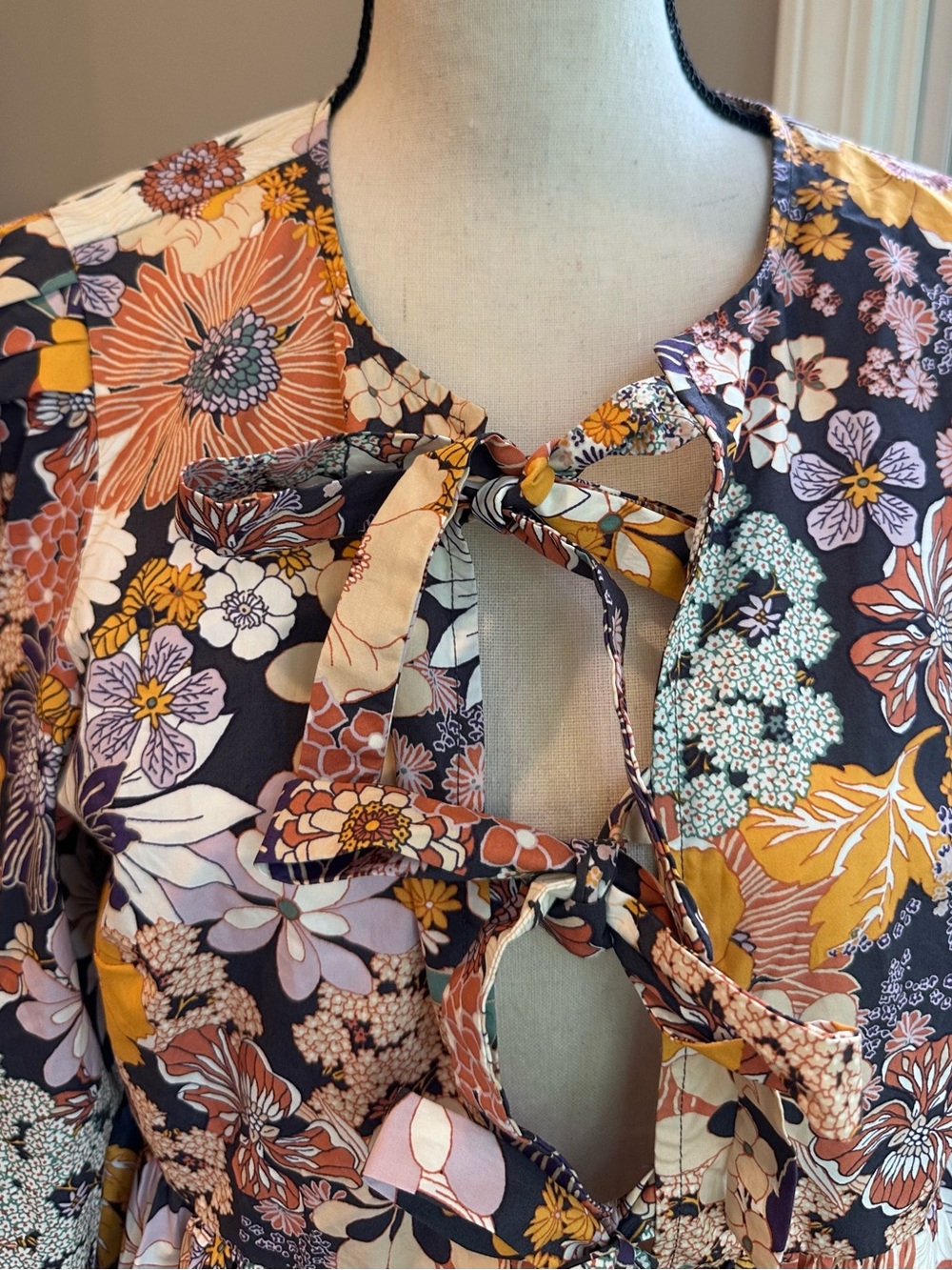 Listicle Bold Floral Tie-Front Babydoll balloon sleeve Top Charcoal Peplum Large - Picture 2 of 7